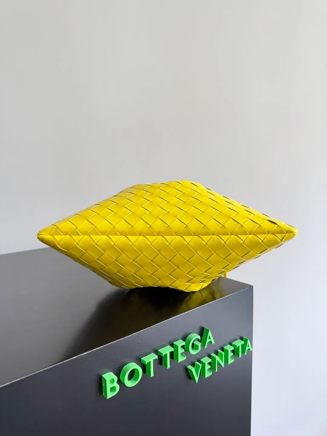 Batch 1560 Armpit bags have become a fashionable item that every girl has in their hands in recent years🛍️. The elegant and simple style has won the love of many people of different ages. However, there is an unavoidable trouble with armpit bags, that is, the capacity is too small, and BOTTEGA VENETA’s new Dustbag Considering people's travel needs, the capacity of garbage bags has been greatly upgraded. Folding umbrellas, water cups, and girls' makeup powder and lipstick can all be accommodated. It is very light and resistant to dirt. Even if you have a lot of things when traveling, it can reduce the burden to a certain extent. The shoulder straps are buckled and can be changed at will. It can be used for hand holding or as the liner of a large bag. After the drawstring is drawn, it looks like a cloud bag. It is very suitable for concave styling when traveling in summer🙋🏻‍♀️ Style number: 796728 Size: 32*23*1cm